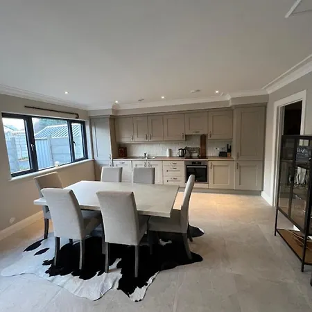 No. 8 Ceide Spris Self Catering House בית נופש *